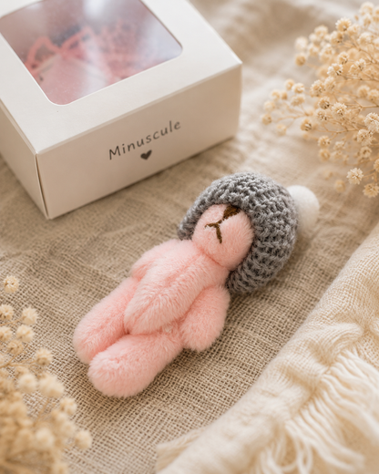 Peluche Minuscule - rose avec bonnet gris