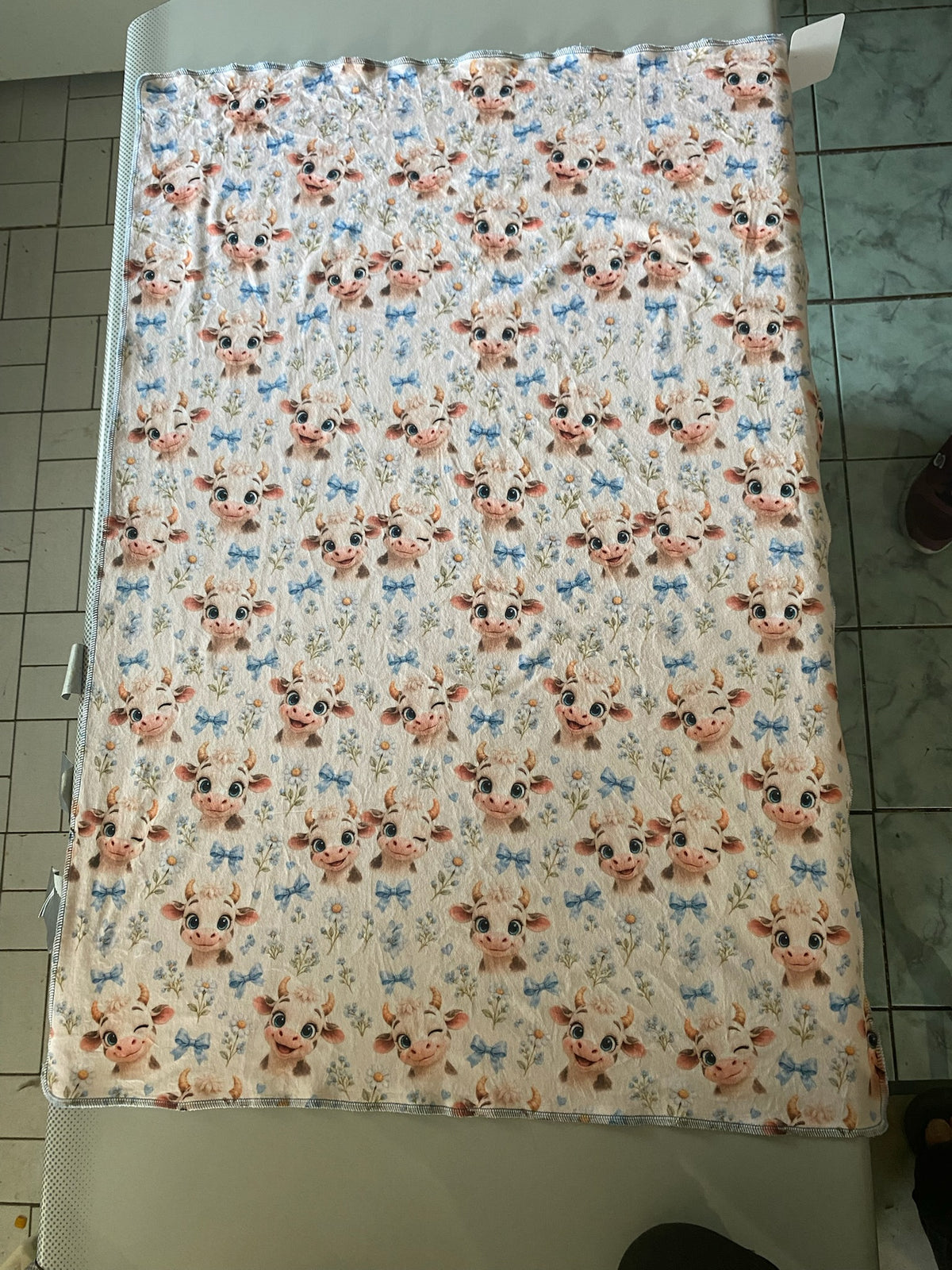 Couverture Squish enfant – Petites vaches coquettes - bleu