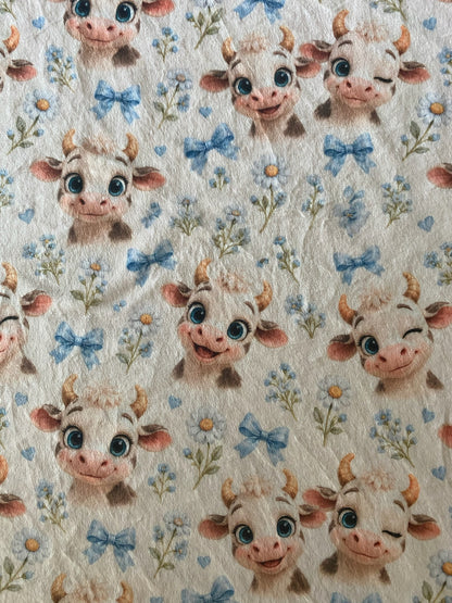 Couverture Squish enfant – Petites vaches coquettes - bleu