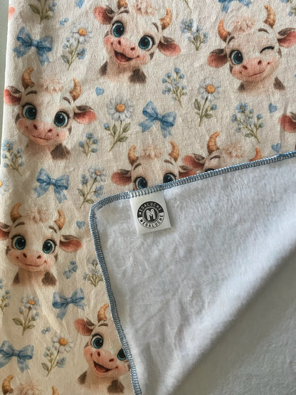 Couverture Squish enfant – Petites vaches coquettes - bleu