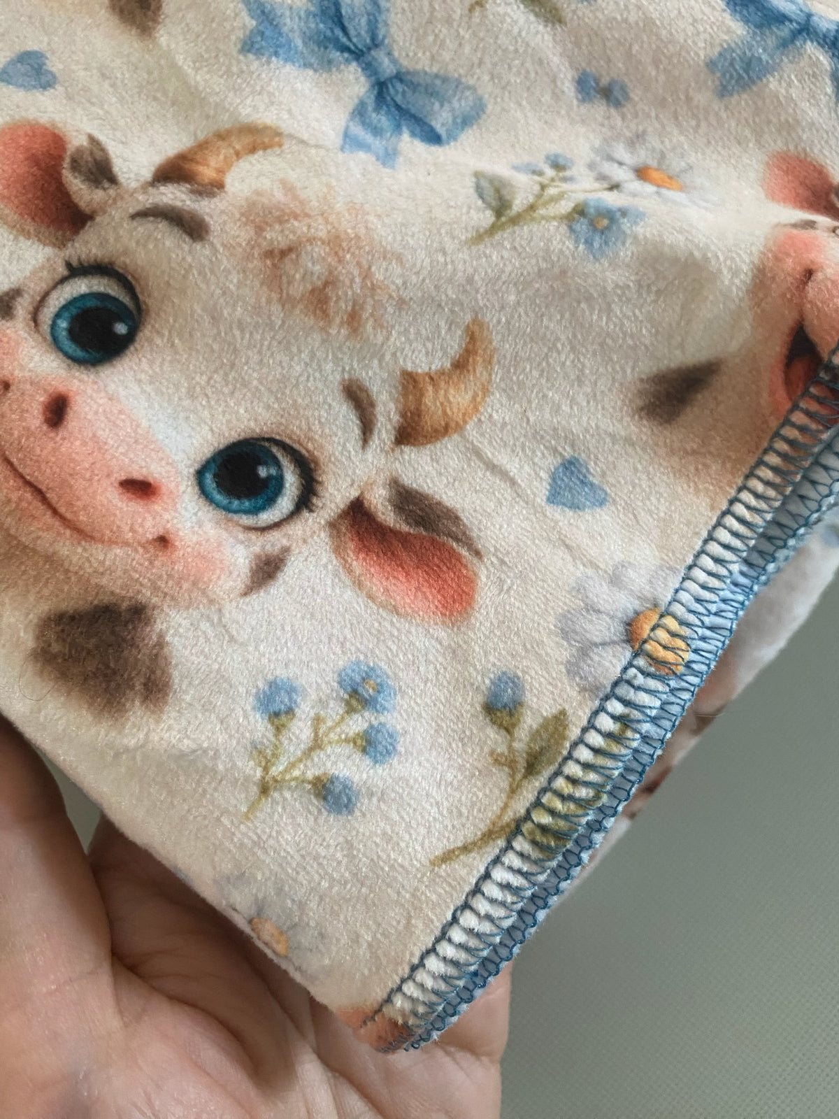 Couverture Squish enfant – Petites vaches coquettes - bleu