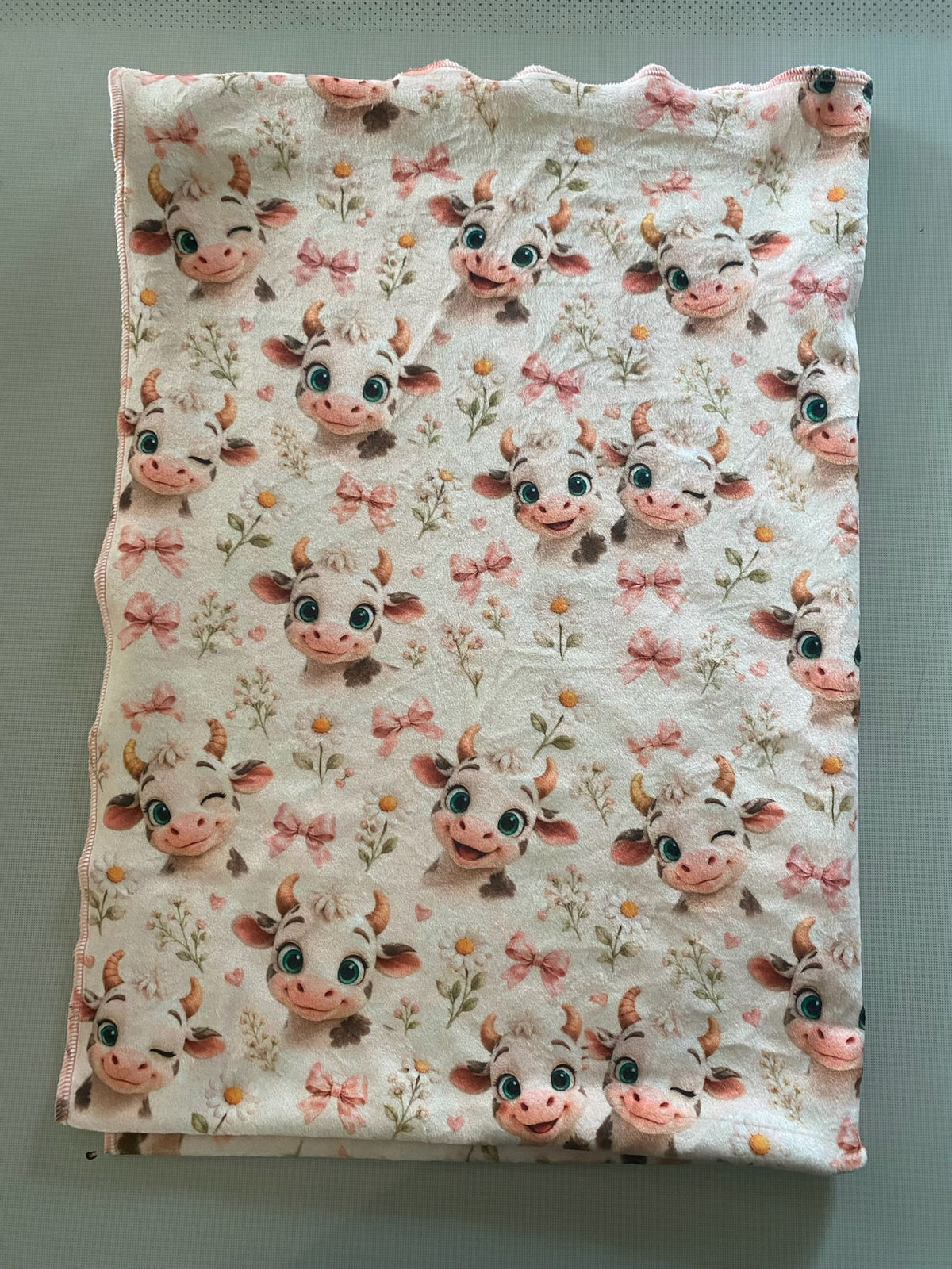 Couverture Squish enfant – Petites vaches coquettes - rose