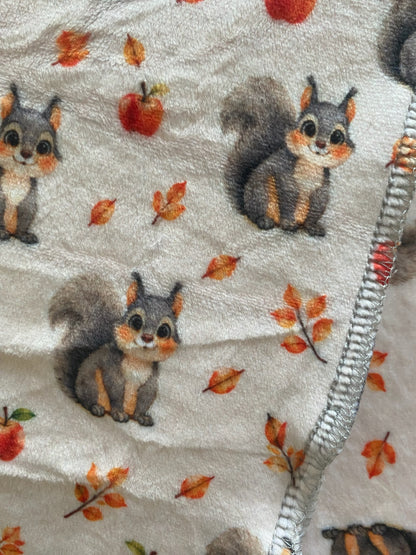 Couverture Squish enfant – Écureuils espièges